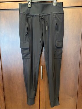 Athleta Black Cargo Jogger Pants - Sleek Everyday Comfort. Size 6